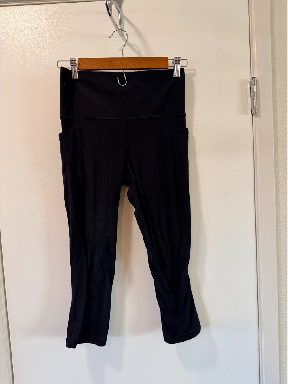 Athleta Salutation Stash Capri Leggings Black Pockets Women’s Small